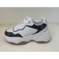 Image 2 of SNEAKER BLANCA Y LOGO GUESS 
