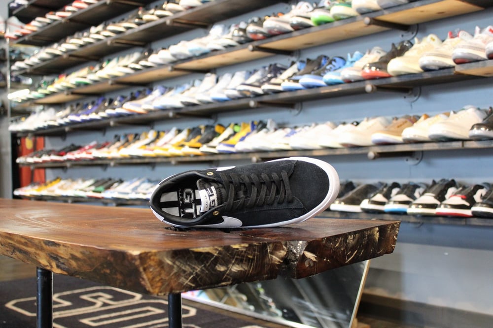 ZOOM SB BLAZER LOW PRO GT "BLACK/WHITE"