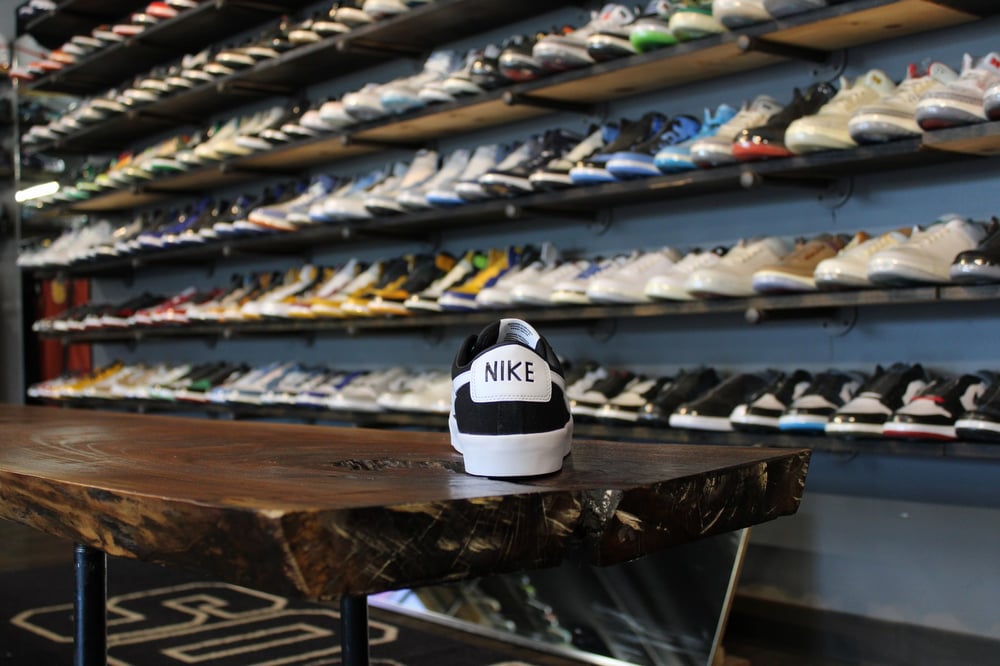 ZOOM SB BLAZER LOW PRO GT "BLACK/WHITE"