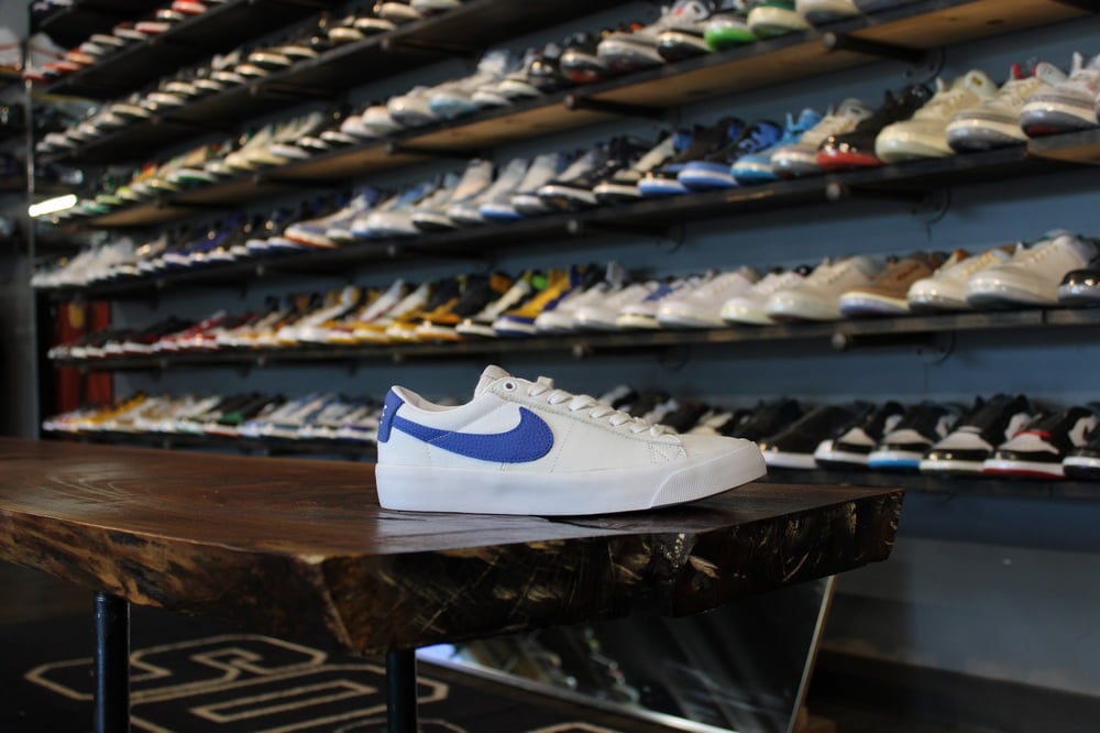ZOOM SB BLAZER LOW PRO GT ISO "WHITE/VARSITY ROYAL"