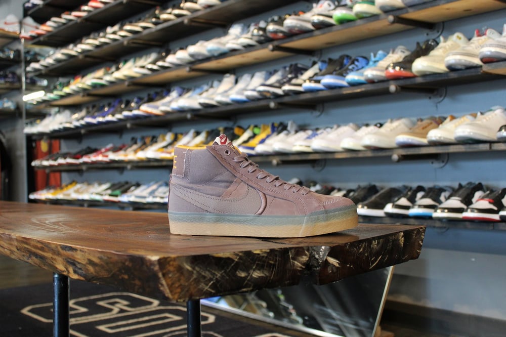 ZOOM SB BLAZER MID PRM "PLUM ECLIPSE"