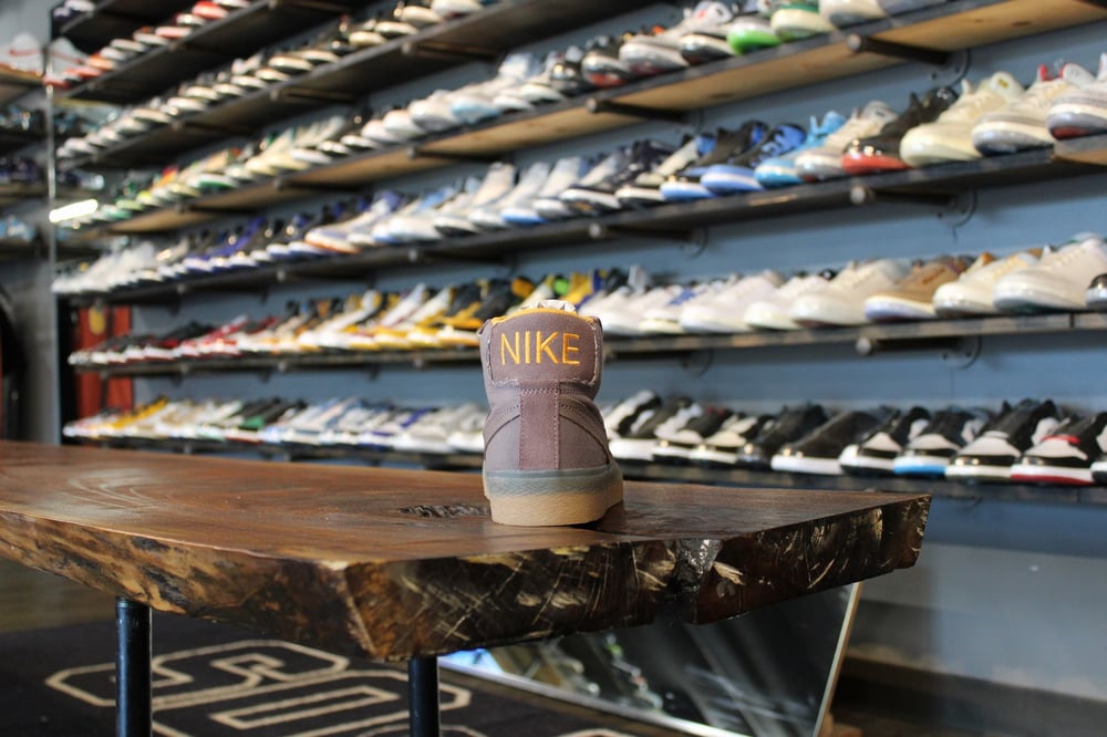ZOOM SB BLAZER MID PRM "PLUM ECLIPSE"