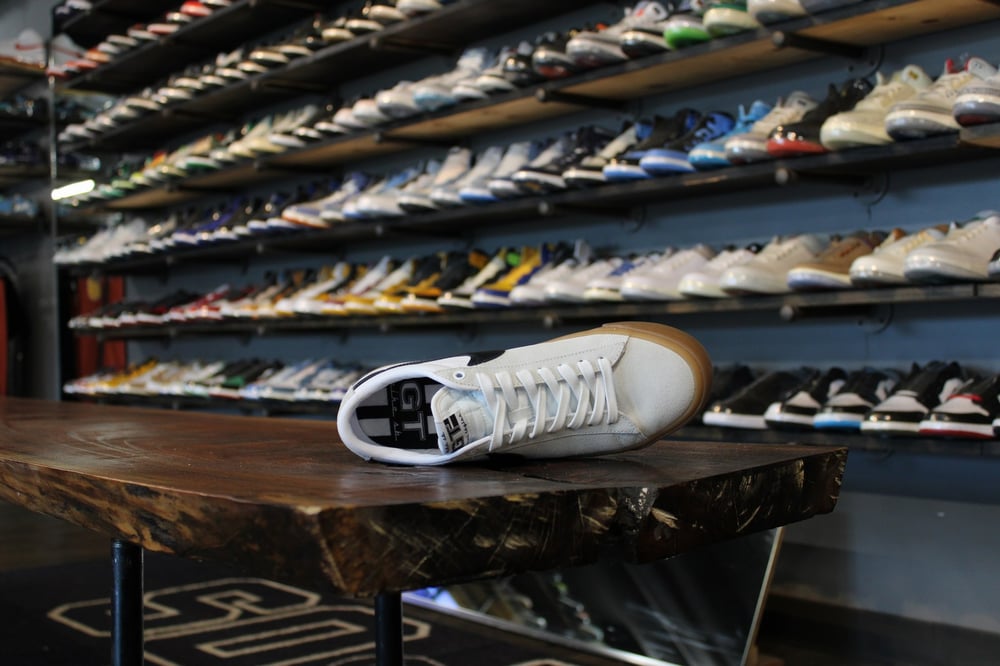 ZOOM SB BLAZER LOW PRO GT "WHITE/BLACK"