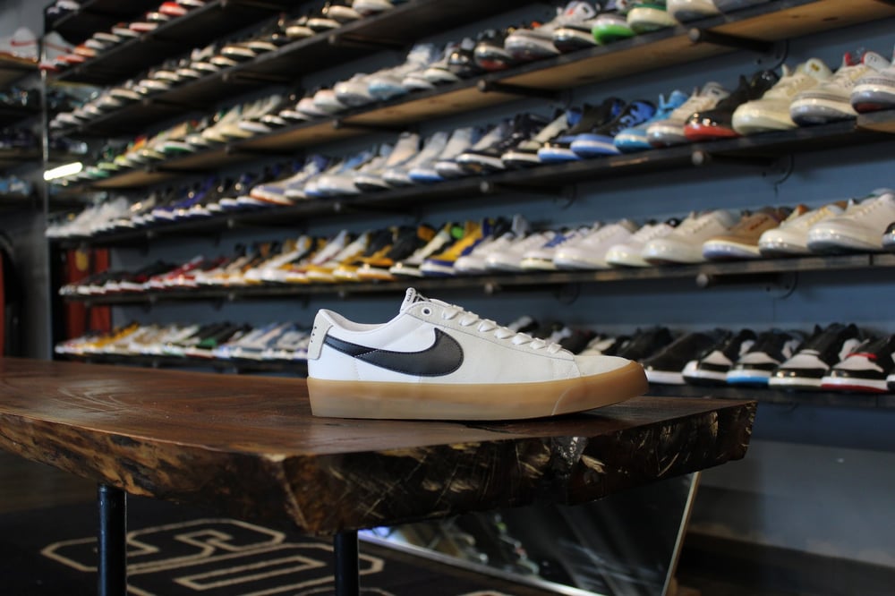 ZOOM SB BLAZER LOW PRO GT "WHITE/BLACK"
