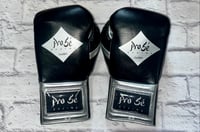 Image 4 of Pro Sé 8oz Professional Boxing Gloves