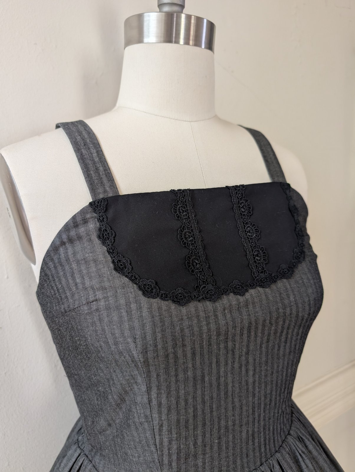 Alice TABITHA LACE BUTTON FRONT CROPPED BLOUSE + REISE EMBROIDERED