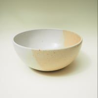 Image 1 of Grand bol jaune et blanc