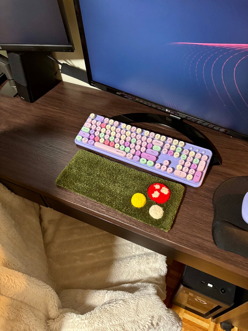 Image of 3D Mushroom Desk Rug – Red & White