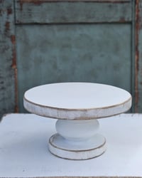  Cake stand  2 A white