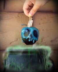 Image 2 of Manzanas envenenadas