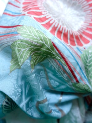 Image of Silke kimono dame - lyseblå - hvid  med blomster og bånd