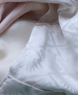 Image of Silke kimono dame - lyseblå - hvid  med blomster og bånd