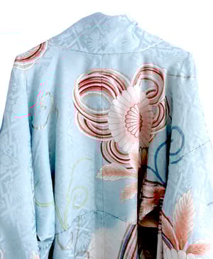 Image of Silke kimono dame - lyseblå - hvid  med blomster og bånd