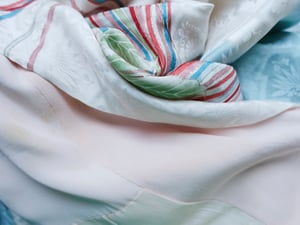 Image of Silke kimono dame - lyseblå - hvid  med blomster og bånd