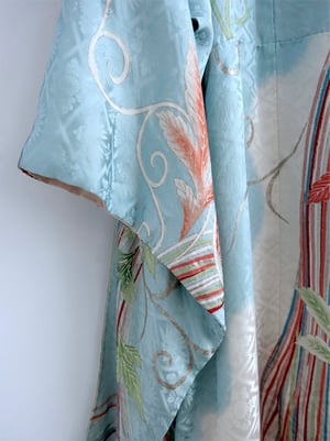 Image of Silke kimono dame - lyseblå - hvid  med blomster og bånd