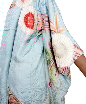 Image of Silke kimono dame - lyseblå - hvid  med blomster og bånd
