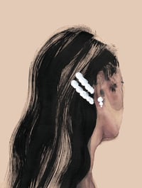 The girl in her pearls, the side she shows