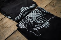 Image 4 of Camiseta 'Trébole' negra