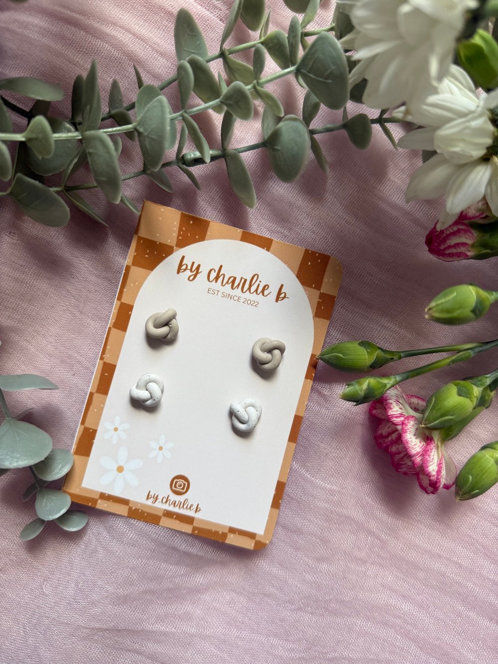 Image of Beige & white knot stud pack 