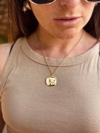 Image 2 of Collar abstracto