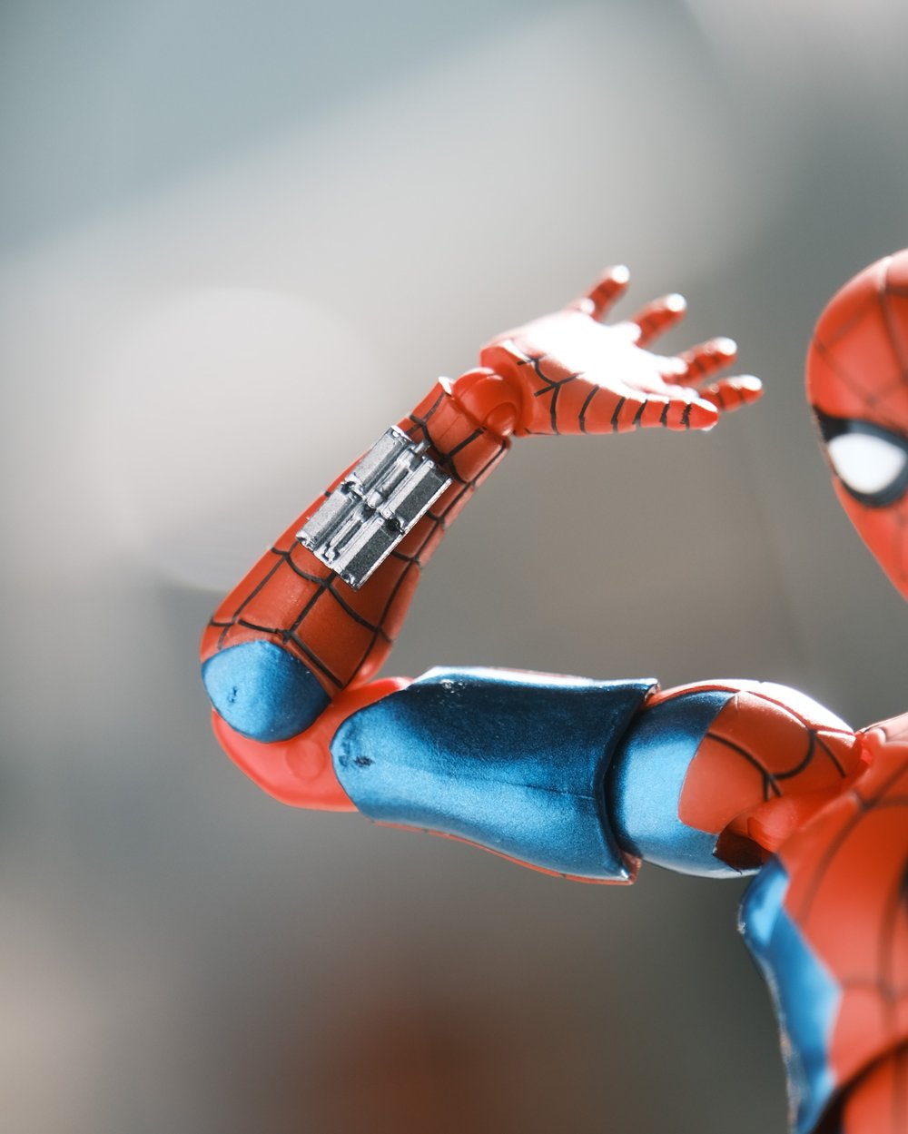 1:12 BRAND NEW DAY WEB SHOOTERS (PAINTED)