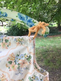 Image 3 of Top Alice - Fleurs papier peint fond saumon