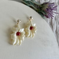 Image 2 of Pendiente Flor de Lis-