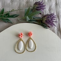 Image 1 of Pendiente hueso natural y Flor coral 002-