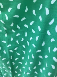 Image 5 of Combinaison Marion - Traits de pinceaux blancs fond vert