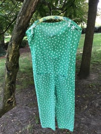 Image 1 of Combinaison Marion - Traits de pinceaux blancs fond vert