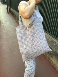 Image 1 of Maxi-sac de chineuse Yvan - Fleurs sur quadrillage lavande 
