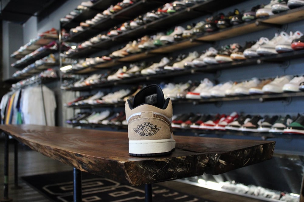 Air Jordan I (1) Low SE "Elephant Print/Tan"