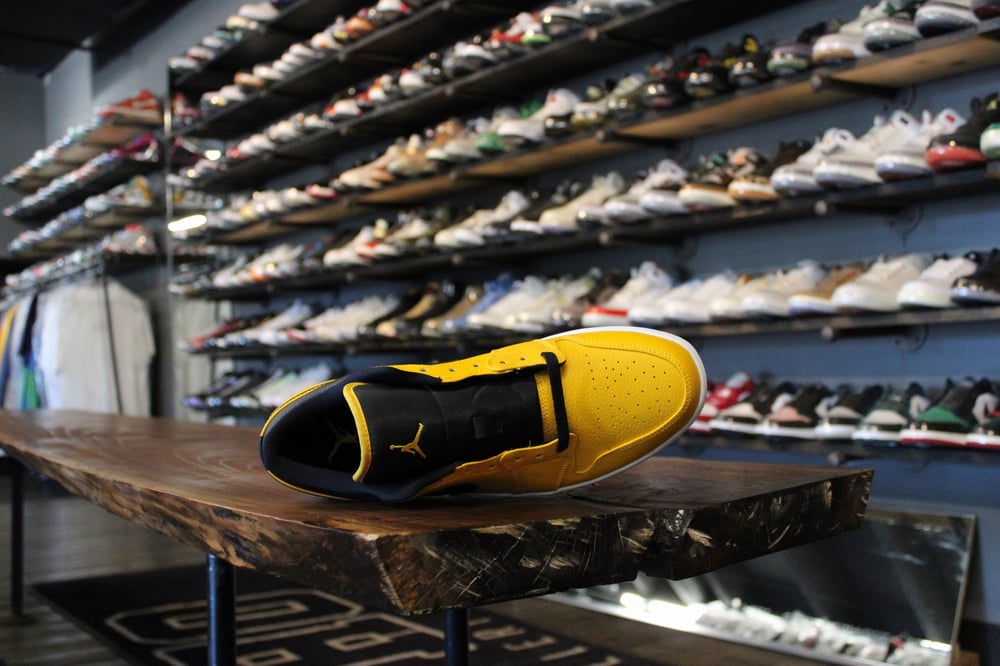 Air Jordan I (1) Low "University Gold"
