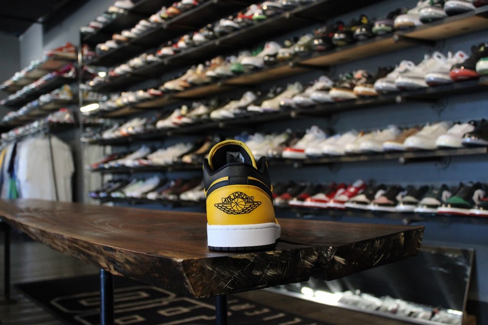 Air Jordan I (1) Low "University Gold"