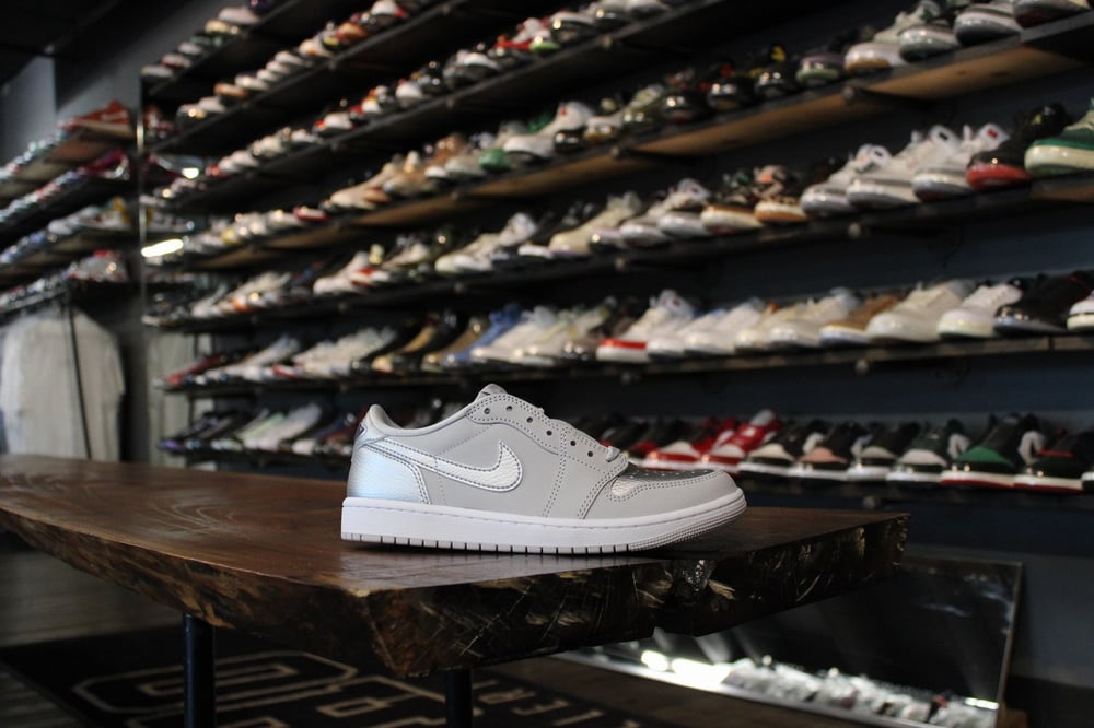 Air Jordan I (1) Low OG "CoJP/Silver"