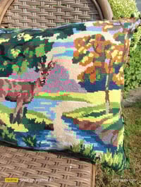 Image 2 of Coussin en canevas vintage 