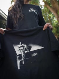 Image 3 of CAMISETA / SAMARRETA NEGRA - QUERALT LAHOZ · BUS 9:30PM