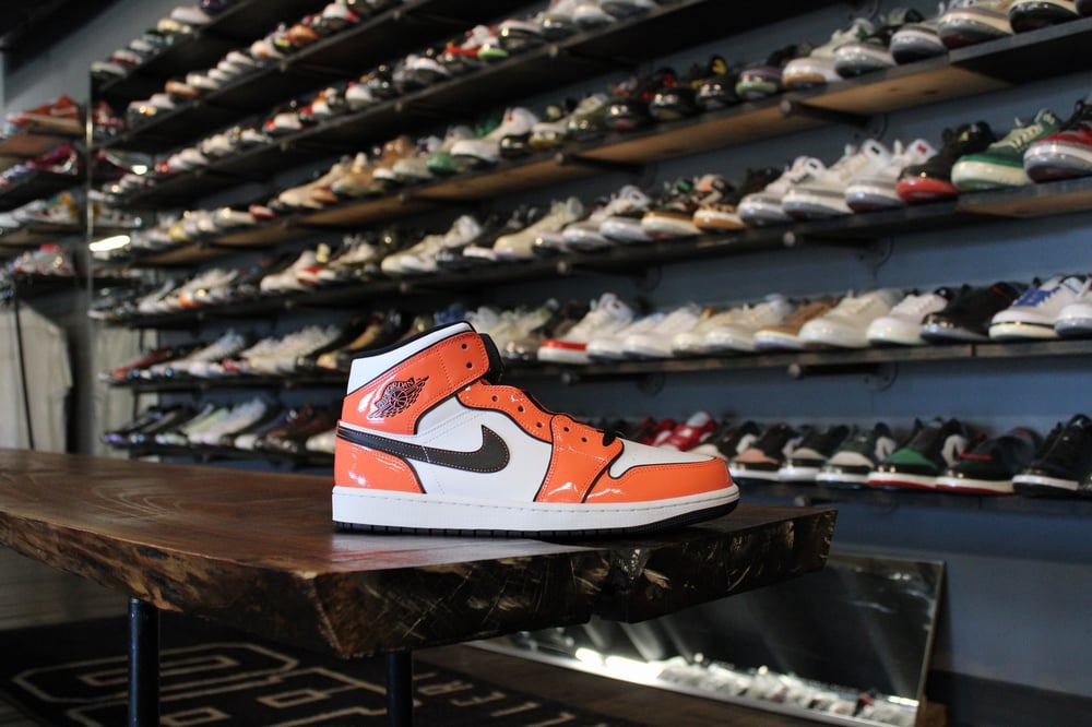 Air Jordan I (1) Mid SE "Turf Orange"