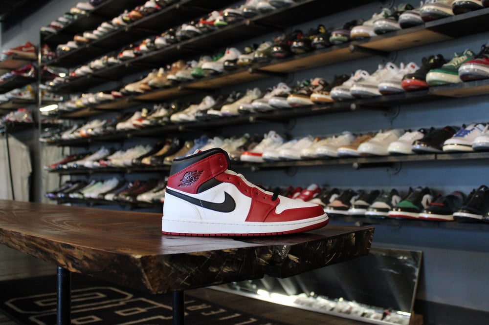 Air Jordan I (1) Mid "Chicago/White Heel"