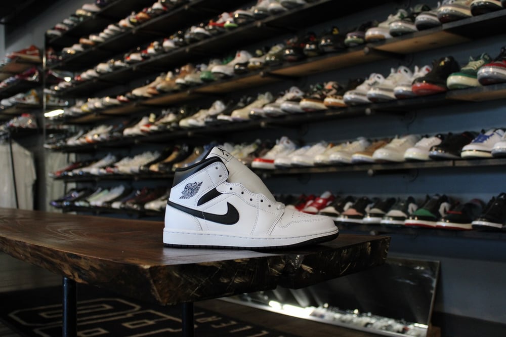 Air Jordan I (1) Mid "Wht/Blk/Wht"