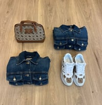 Image 9 of BOLSO DE MANO NEDA CON LOGOTIPO GUESS