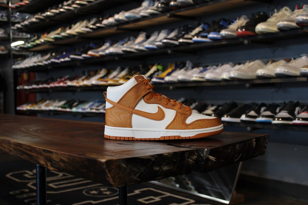 DUNK HIGH RETRO "MONARCH"