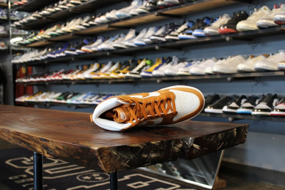 DUNK HIGH RETRO "MONARCH"