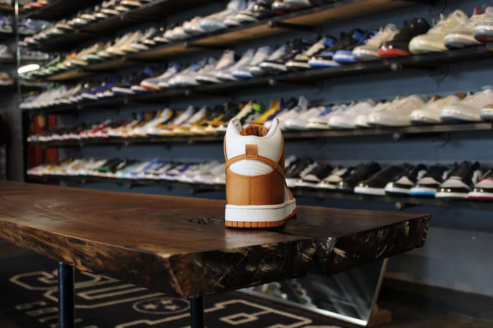 DUNK HIGH RETRO "MONARCH"