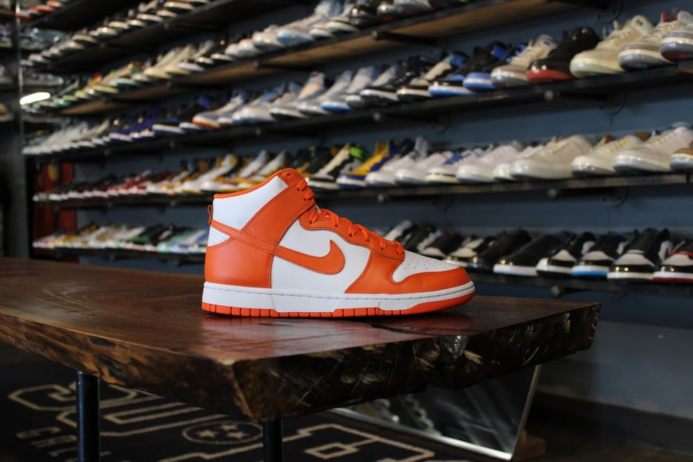 DUNK HIGH RETRO "WHITE/ORANGE BLAZE"