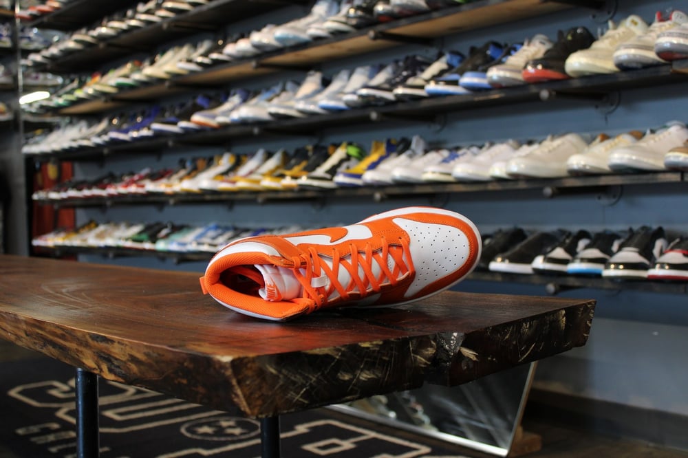 DUNK HIGH RETRO "WHITE/ORANGE BLAZE"