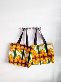 Tote L groovy flowers