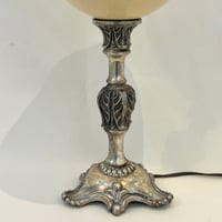 Image 3 of Lampe oeuf d'autruche sur pied en métal argenté Napoléon III
