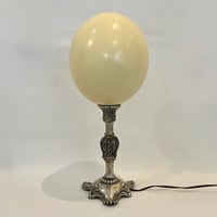 Image 1 of Lampe oeuf d'autruche sur pied en métal argenté Napoléon III