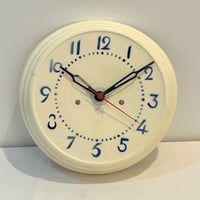 Image 1 of Ancienne Pendule murale des années 30 en céramique beige Art Déco